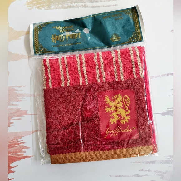 Universal Studios Japan Harry Potter Gryffindor Mini Towel - NEW - Picture 1 of 5